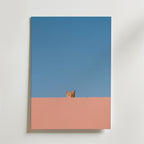 Curious Cat Horizon Poster – En minimalistisk och lekfull poster där en nyfiken katt försiktigt kikar upp över en mjuk