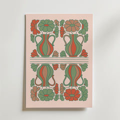 Bozetto Folk Bloom Poster har en symmetrisk, vintageinspirerad blomsterdesign med gröna och orange handgjort krus, accentuerat av röda och gröna stiliserade blommor på en ljusrosa bakgrund.