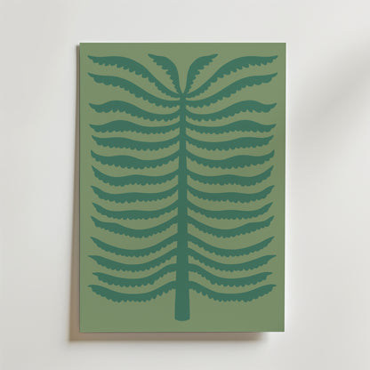 Quiet Palm Poster från Bozetto föreställer en minimalistisk stiliserad ormbunke med mörkgröna symmetriska grenar på en dovt grön bakgrund, inramad och placerad mot en ljus vägg.