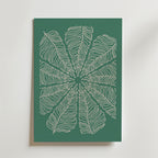 Affischen Palm Wheel Poster från Bozetto visar en symmetrisk vit linjeteckning av palmliknande blad mot en naturlig, mörkgrön bakgrund på ett rektangulärt print.