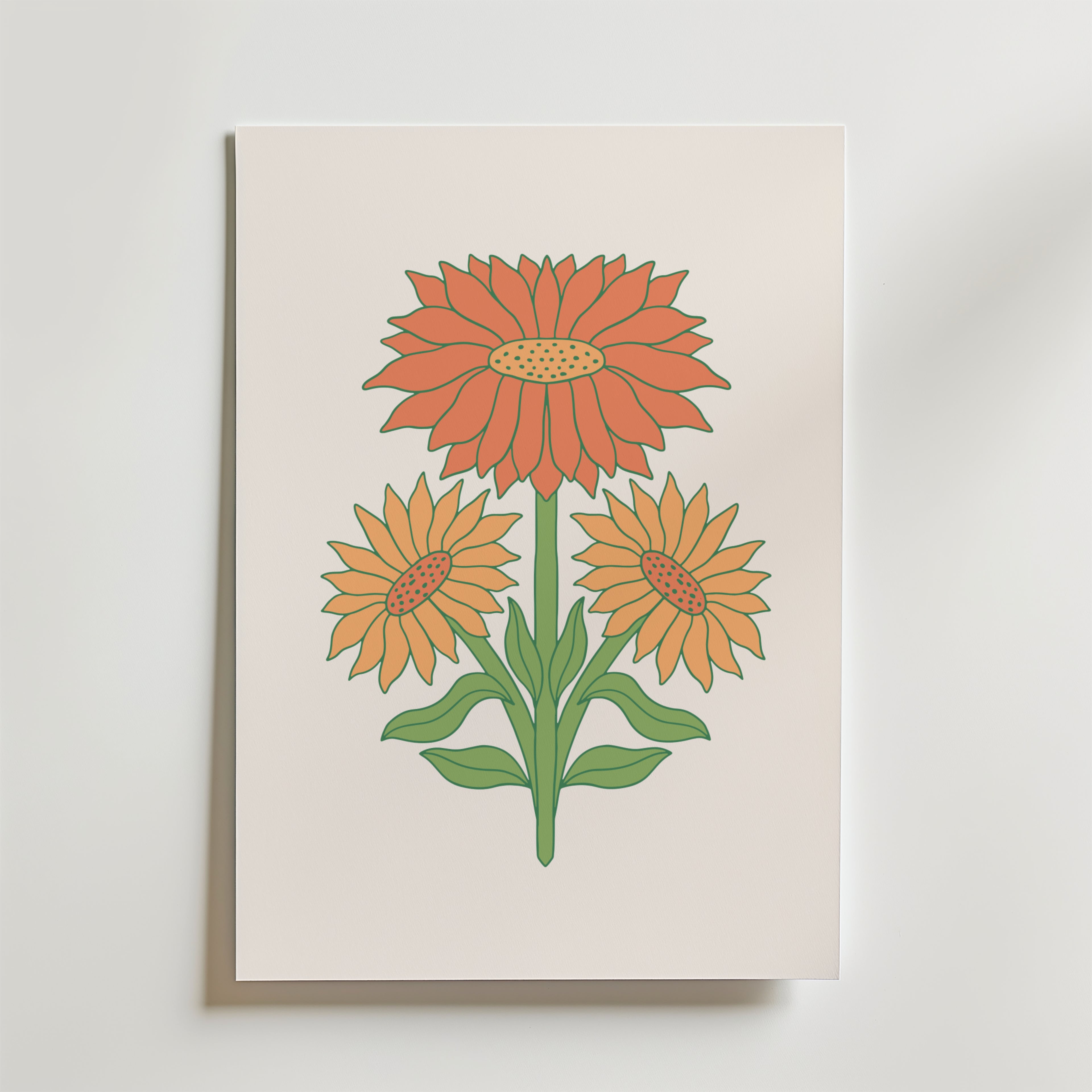 Bozetto Sunburst Blooms Poster föreställer tre orange och gula solrosor med gröna blad på en vit bakgrund - en perfekt väggkonst för att ge somrig inredning till alla rum.