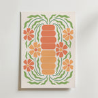 Bozetto Retro Botanical Balance Poster föreställer en stiliserad orange morot med gröna blad, omgiven av retrofärgade blommor och grönska på en ljus bakgrund - perfekt för nostalgisk inredning.