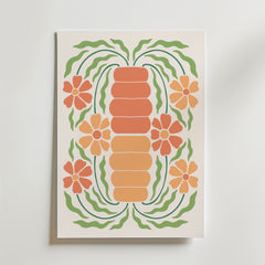 Bozetto Retro Botanical Balance Poster föreställer en stiliserad orange morot med gröna blad, omgiven av retrofärgade blommor och grönska på en ljus bakgrund - perfekt för nostalgisk inredning.
