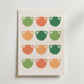 Bozetto Retro Tea Cup Grid Poster har ett minimalistiskt 3x4 rutnät av stiliserade tekoppar i mjuka gröna, orange och persikofärgade toner på en vit bakgrund, vilket ger retroinspirerad charm till ditt rum.