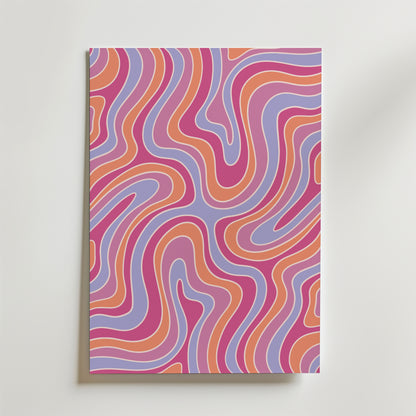 Candy Swirl Poster från Bozetto har en abstrakt vågig design i rosa, orange, lila och vitt. Denna färgglada väggdekor ger en livlig popkultur-vibe och sticker ut vackert på ljusa väggar tack vare det flytande mönstret och de mjuka skuggorna.