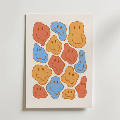 Bozetto Happy Crowd Poster föreställer abstrakta orange, blå och röda klumpar med glada ansikten, arrangerade i en lekfull stil på en ljus bakgrund.