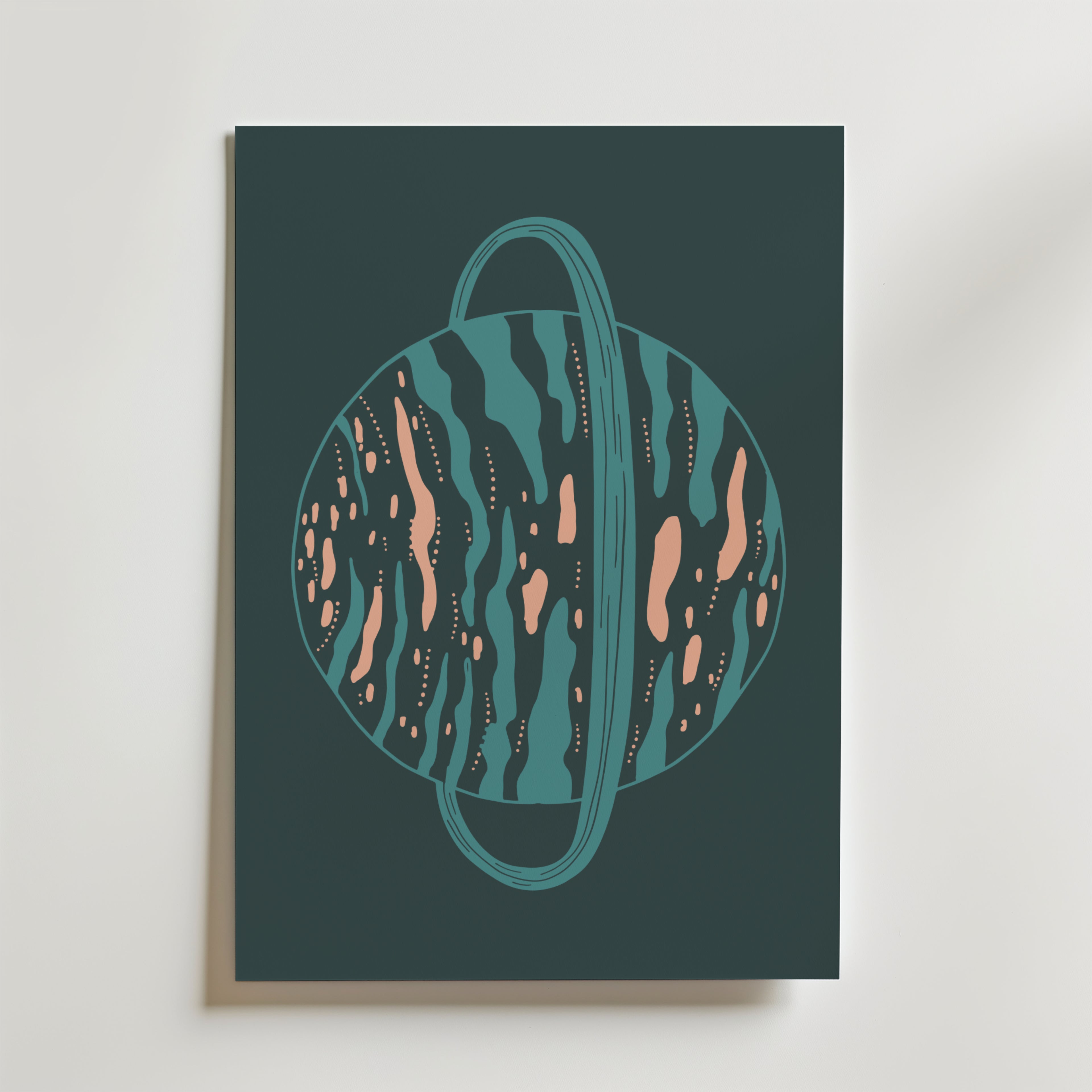 Saturnus Blue Orbit Poster från Bozetto-stilren rymdkonst med planet och ring i blågrönt, ljusblått och persika på mörktal bakgrund. Perfekt modern väggdekor, snyggt centrerad på vit vägg i ditt hem.