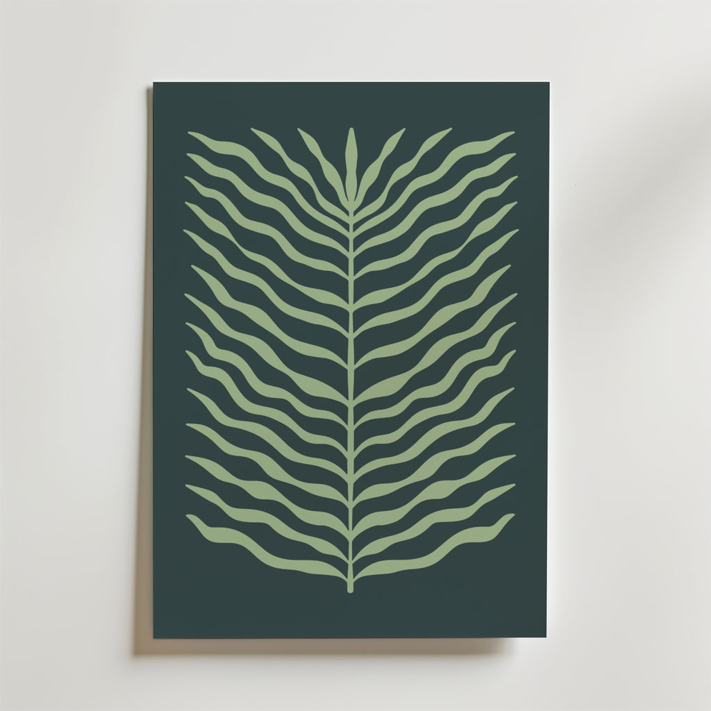 Bozetto Green Leaf Flow Poster har en minimalistisk, stiliserad grön ormbunke med vågiga blad på en mörkgrön bakgrund som ger en modern grafisk stil och naturlig balans till din vita vägg.
