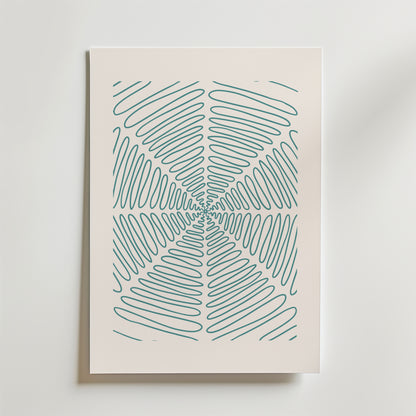 Teal Spiral Symmetry Poster från Bozetto har tealblå vågiga linjer som strålar ut från mitten och skapar en hypnotisk spiral. Denna petrolblå poster framhäver minimalistisk konst med en djärv, geometrisk och abstrakt design.