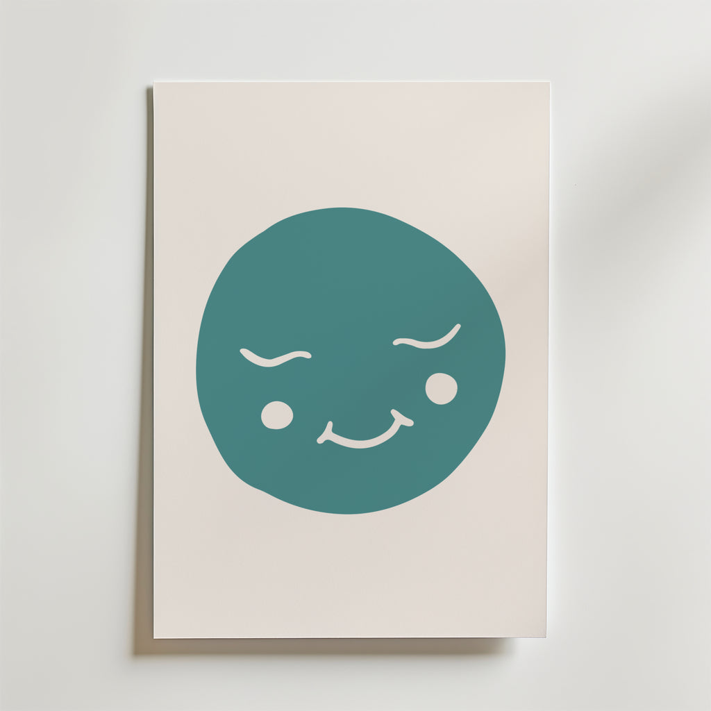 Smiling Moon Face Poster från Bozetto har en minimalistisk blågrön cirkel med en lekfull, leende måne och rosiga kinder på en ljusbeige bakgrund - perfekt för barnrum.