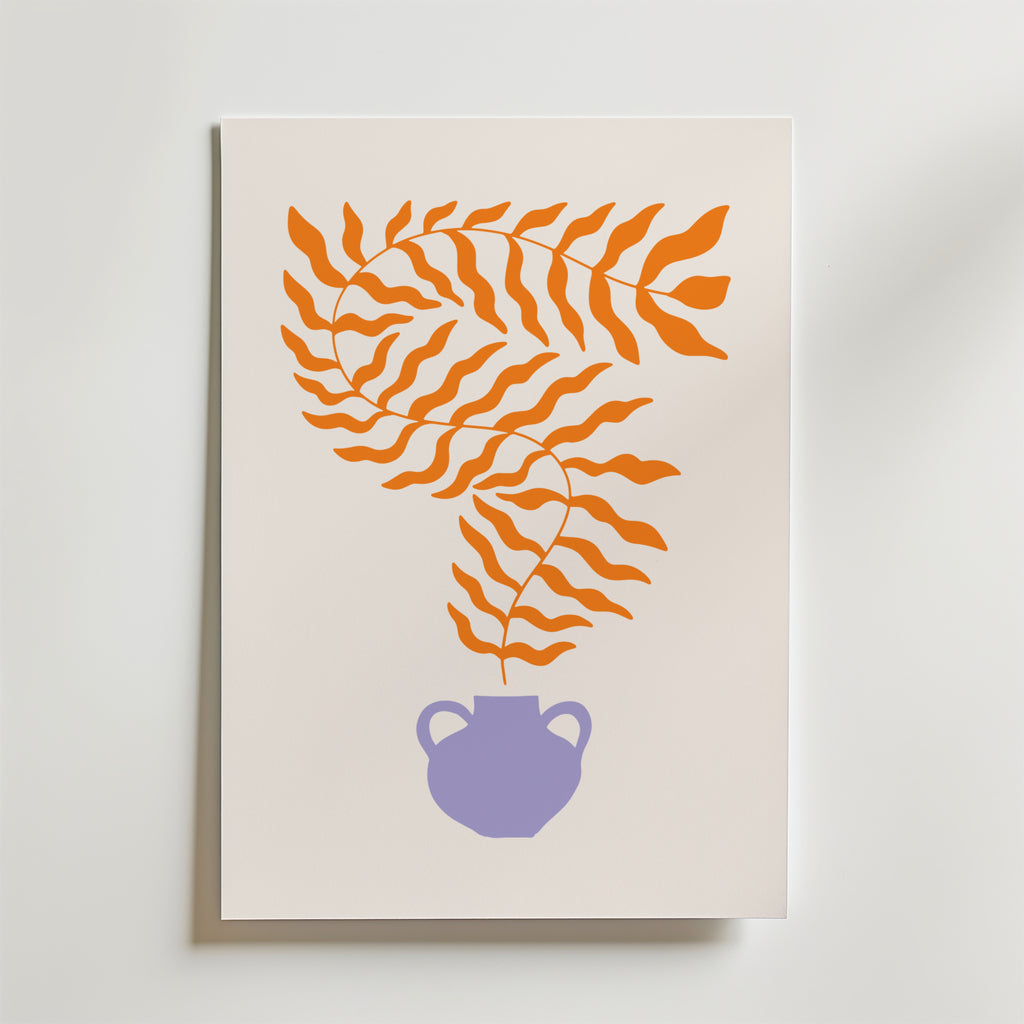 Bozetto "Orange Leaves in Purple Vase Poster" är minimalistisk konst med orange vågiga blad i en lila vas med två handtag mot en ljus bakgrund.
