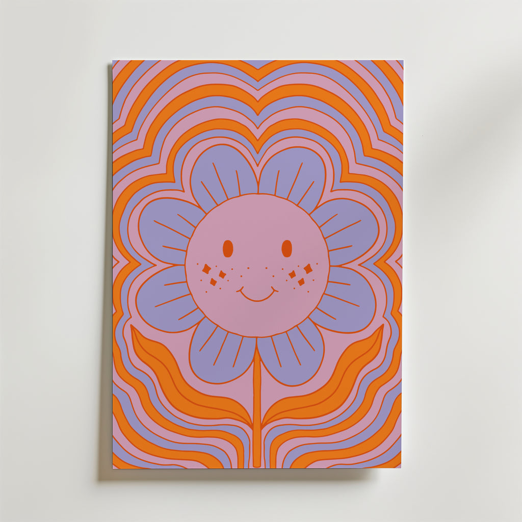 Bozetto Smiling Flower Poster föreställer en glad blomma med lila kronblad och orange kinder på en livlig orange och rosa vågig bakgrund - perfekt för lekfull 70-talsinspirerad inredning eller som en unik touch i barnrummet.