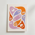 Postern Playful Spirits från Bozetto föreställer spökliknande former i orange, lavendel och rosa med uttrycksfulla ansikten, arrangerade i ett nyckfullt mönster på en enfärgad bakgrund.