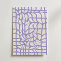 Lilac Labyrinth Poster från Bozetto har ett grafiskt motiv av vågiga, korsande linjer på en ljus beige bakgrund, vilket skapar ett organiskt, nätliknande geometriskt mönster med en minimalistisk designtouch.