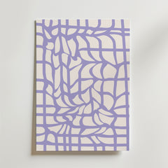 Lilac Labyrinth Poster från Bozetto har ett grafiskt motiv av vågiga, korsande linjer på en ljus beige bakgrund, vilket skapar ett organiskt, nätliknande geometriskt mönster med en minimalistisk designtouch.