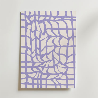 Lilac Labyrinth Poster från Bozetto har ett grafiskt motiv av vågiga, korsande linjer på en ljus beige bakgrund, vilket skapar ett organiskt, nätliknande geometriskt mönster med en minimalistisk designtouch.