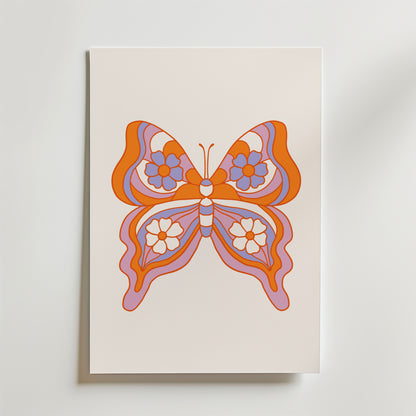 Orange Butterfly Symmetry Poster från Bozetto föreställer en retroinspirerad fjäril med orange, rosa och lila blommiga vingar på en vit bakgrund - ett perfekt och stilfullt tillägg till alla barnrum.