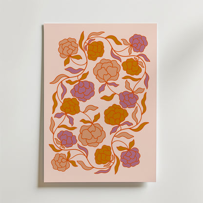 Blooming Rhythm Poster från Bozetto visar ett abstrakt blommönster med stiliserade orange, röda och lila blommor och böljande blad på en ljusrosa bakgrund, vilket ger din inredning en retro, dekorativ känsla.