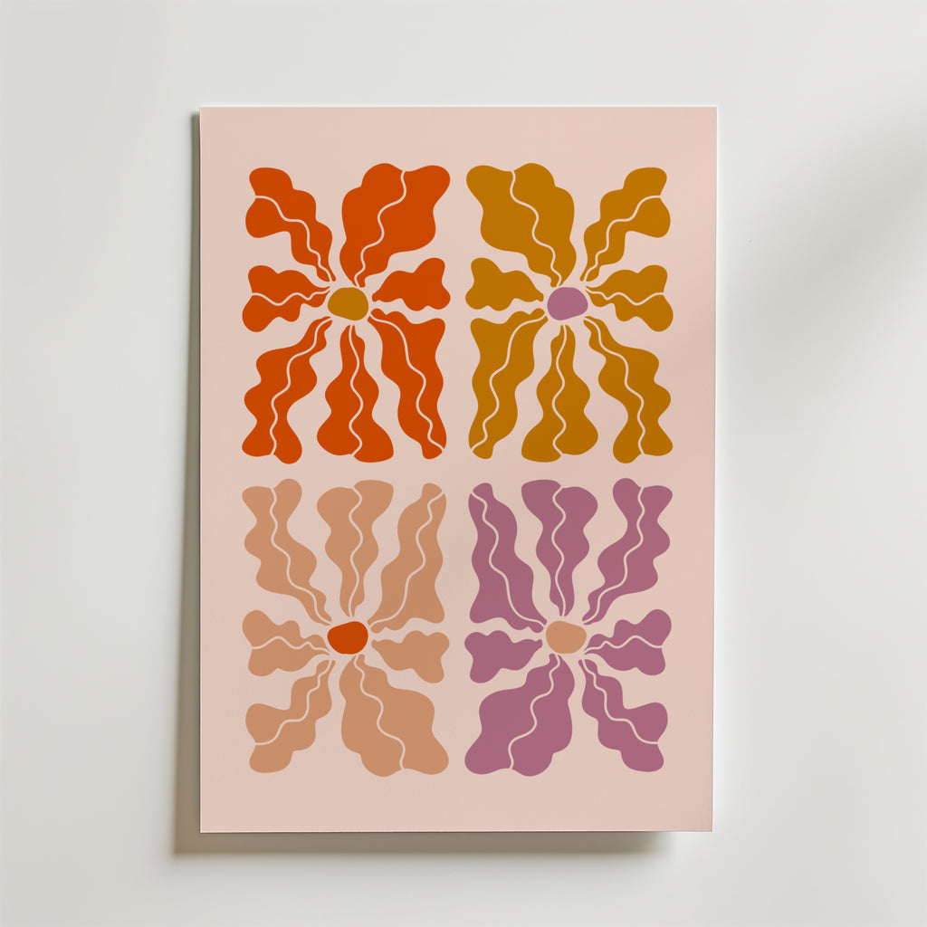 Petal Variations Poster från Bozetto visar fyra abstrakta blommor - rödorange, senapsgul, beige och mauve - i ett 2x2 rutnät på ljusrosa. Varje blomma har en rundad mitt och strålande kronblad i mjuka, vågiga nyanser.