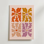 Petal Variations Poster från Bozetto visar fyra abstrakta blommor - rödorange, senapsgul, beige och mauve - i ett 2x2 rutnät på ljusrosa. Varje blomma har en rundad mitt och strålande kronblad i mjuka, vågiga nyanser.