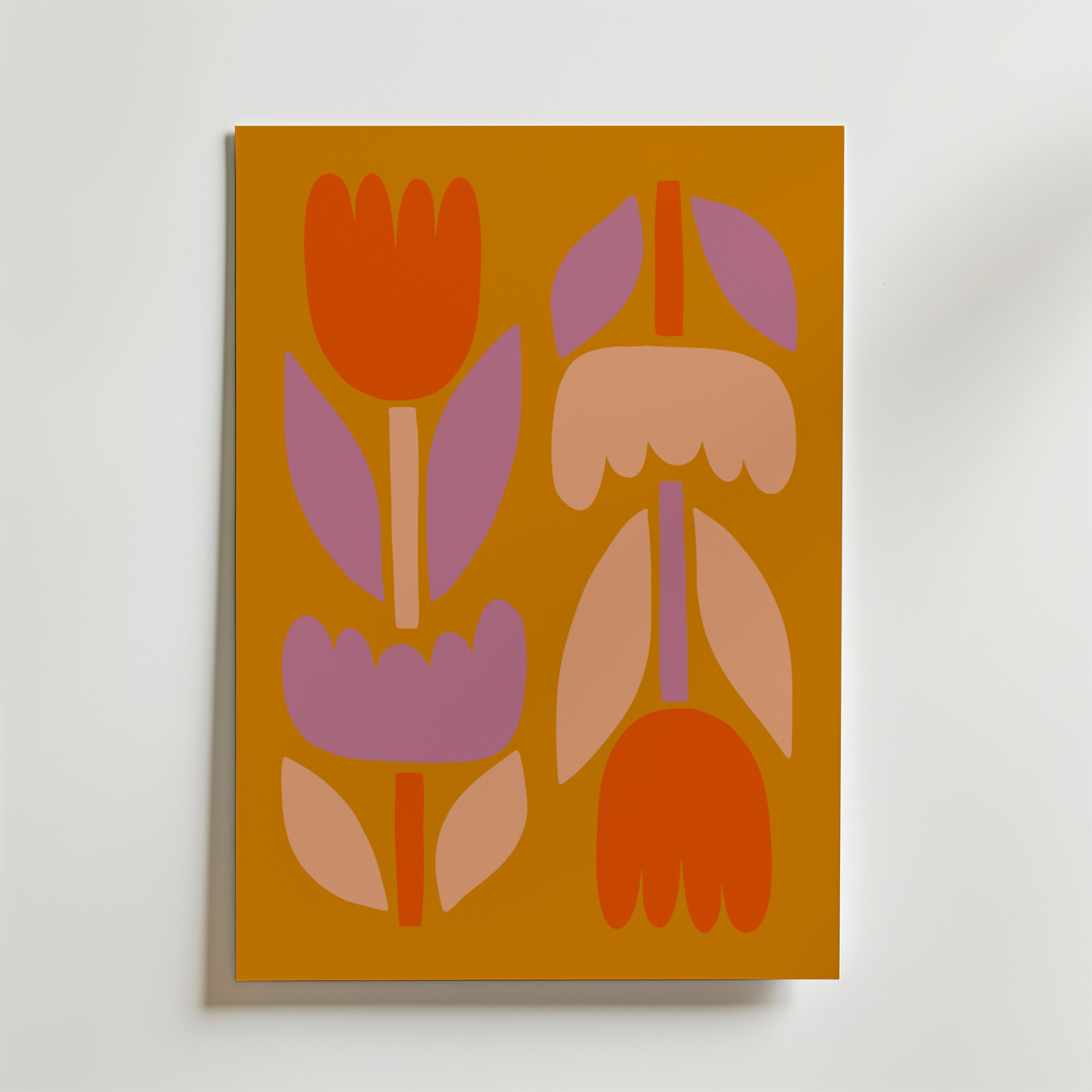 Affischen Golden Tulips Poster från Bozetto föreställer två stiliserade blommor i orange, rosa och lila på en senapsgul bakgrund med djärva geometriska former och färgstarka konstinspirerade färger för en modern, abstrakt look.