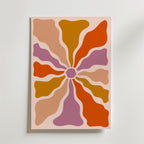 Petal Burst Poster från Bozetto visar abstrakta, blomliknande former i orange, senapsgult, rosa och lila som strålar ut från en central punkt mot en ljus jordbakgrund.