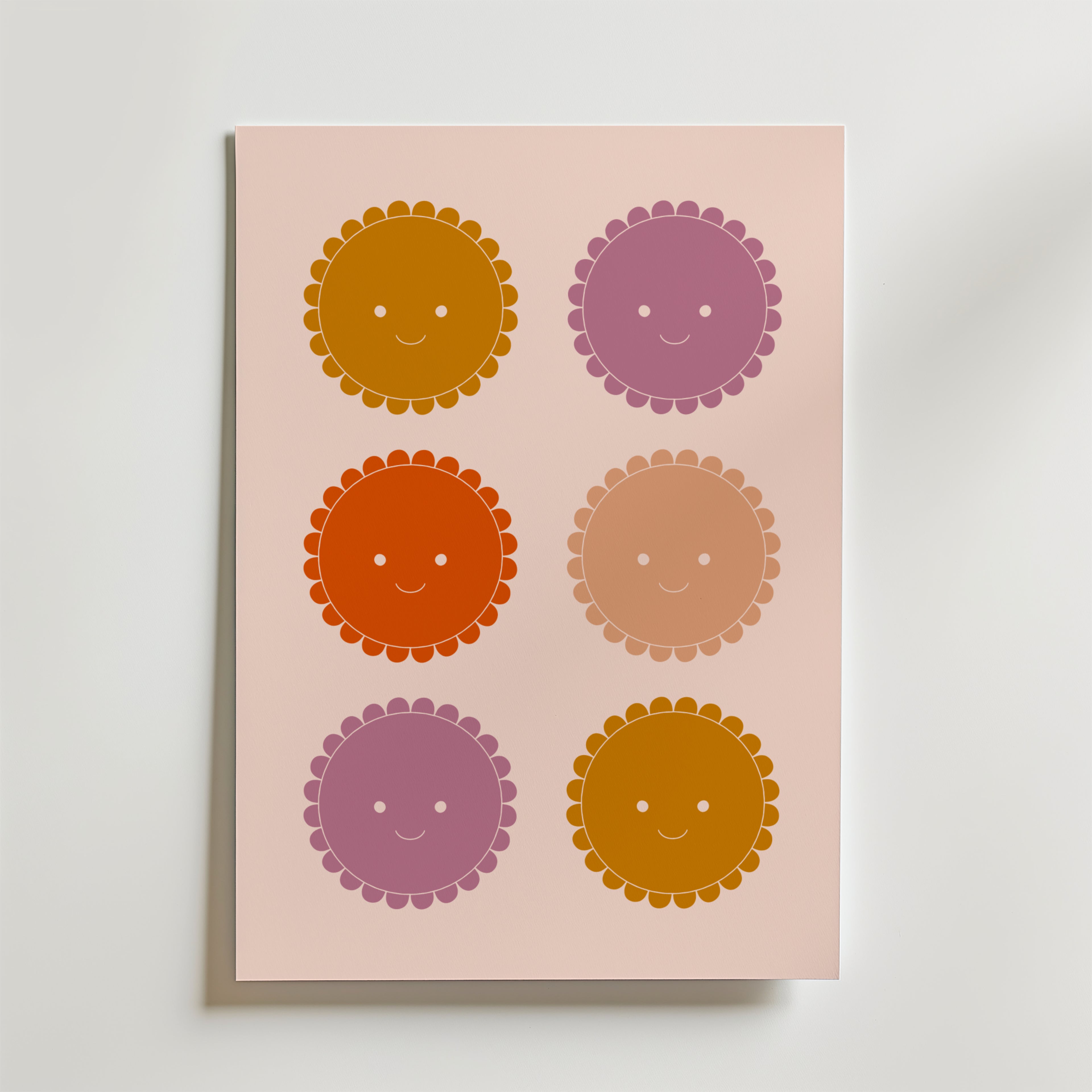 Happy Dots Poster från Bozetto har sex leende, blomformade ansikten i orange, lila och beige nyanser, arrangerade i två kolumner på en ljusrosa bakgrund för att ge glädje och värme till alla rum.