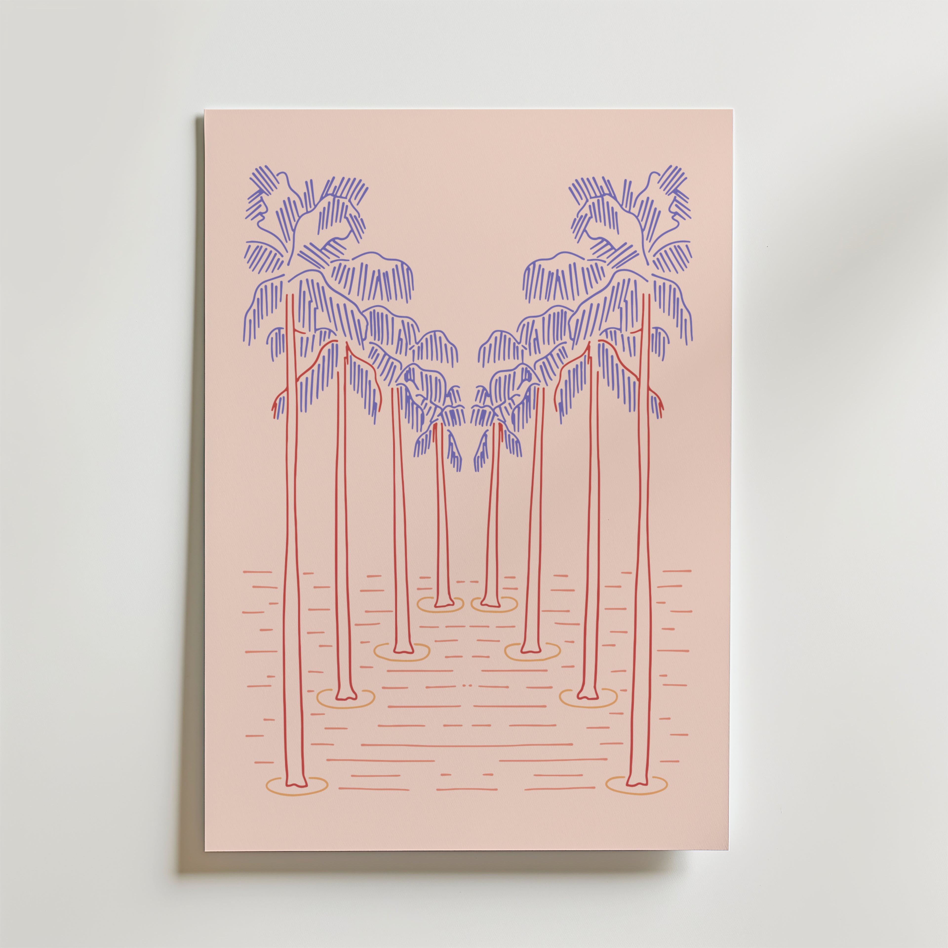 Bozetto Palm Dream Sunset Poster är en minimalistisk pastellprint med åtta stiliserade palmer i rosa och lila linjer, placerade i två rader ovanför vågiga linjer på en ljus persikobakgrund, som ger semesterkänsla till ditt rum.