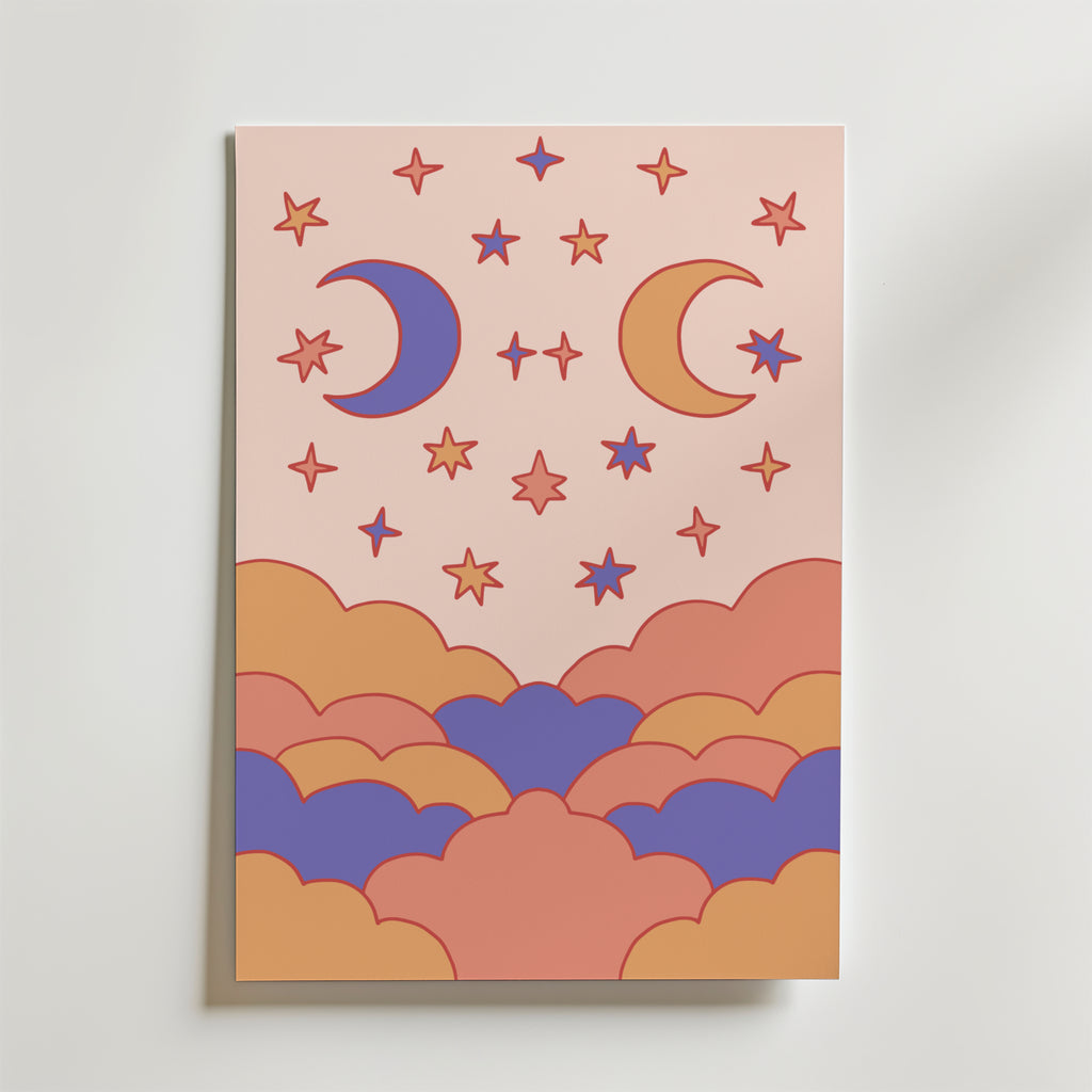 Postern Moon & Magic Skies från Bozetto föreställer lekfulla moln i pastellfärgerna orange och lila, två månskäror och stjärnor på en drömsk rosa himmel med röda konturer - en förtrollande touch för alla sovrum.