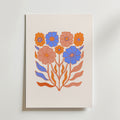 Bozetto Bold Blue Blooms Poster har minimalistiska blå och orange stiliserade blommor och blad på en ljus bakgrund - perfekt för retroinspirerade hem som vill ha en modern blomsterarrangemang look.