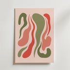 Postern Organic Waves in Earth Tones Poster från Bozetto har olivgröna och dämpat röda organiska former med vågiga linjer på en beige bakgrund, vilket skapar en harmonisk atmosfär med vackra jordtoner.