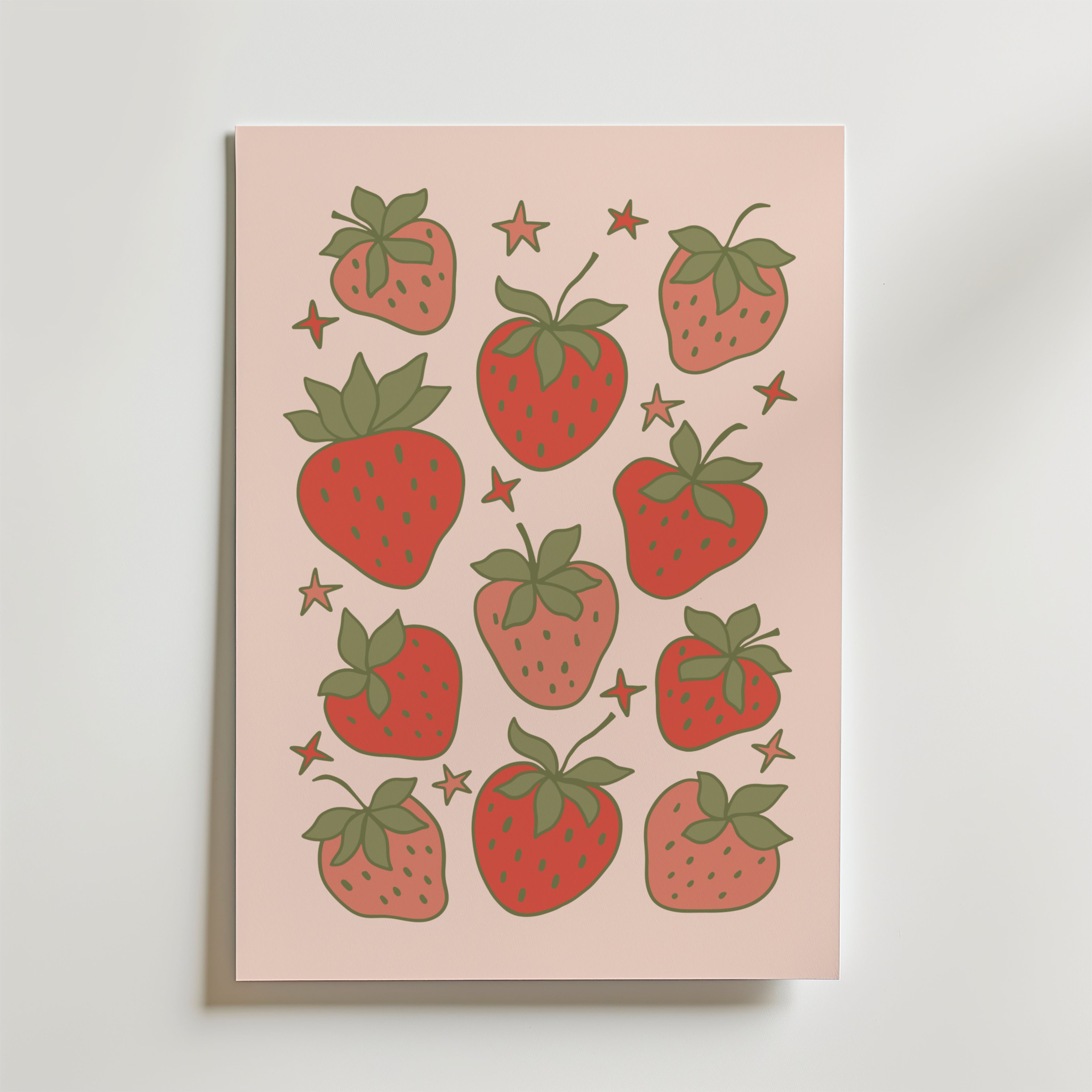 Bozetto Cute Strawberries Poster föreställer nio illustrerade jordgubbar, gröna blad och små gula stjärnor på en ljusrosa bakgrund - perfekt för retroinredning eller köksdekoration.