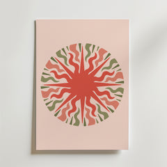 Organic Pulse Circle Poster från Bozetto har en minimalistisk, konstnärlig design - en abstrakt solstråle av vågformer i retro röda och gröna linjer som strålar ut på en ljusrosa bakgrund.