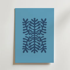 Bozetto's Deep Blue Symmetry Poster har ett djupblått, fernliknande blad i abstrakt och symmetrisk stil mot ljusblå bakgrund - en perfekt poster för minimalistisk inredning och neutrala väggar.