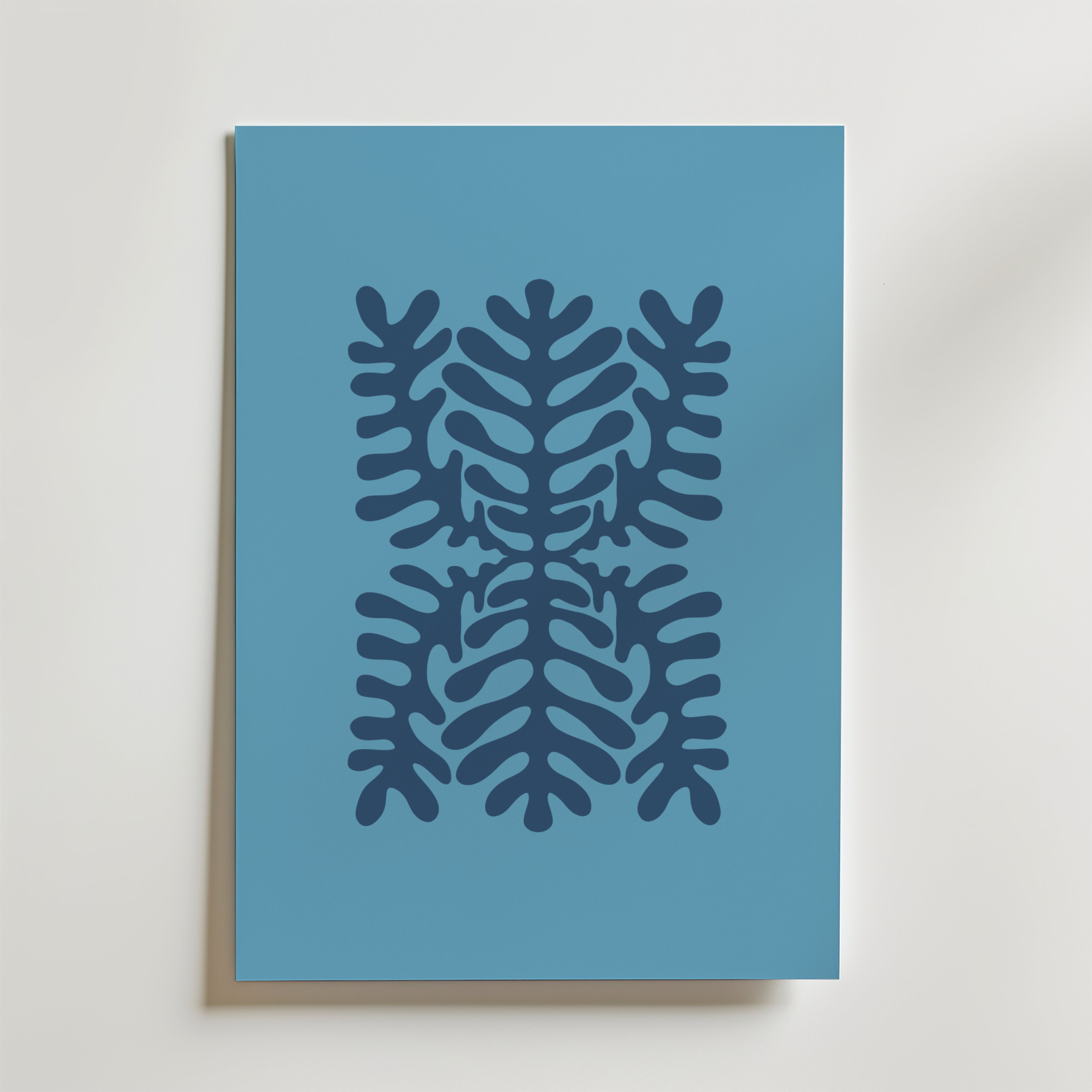 Bozetto's Deep Blue Symmetry Poster har ett djupblått, fernliknande blad i abstrakt och symmetrisk stil mot ljusblå bakgrund - en perfekt poster för minimalistisk inredning och neutrala väggar.