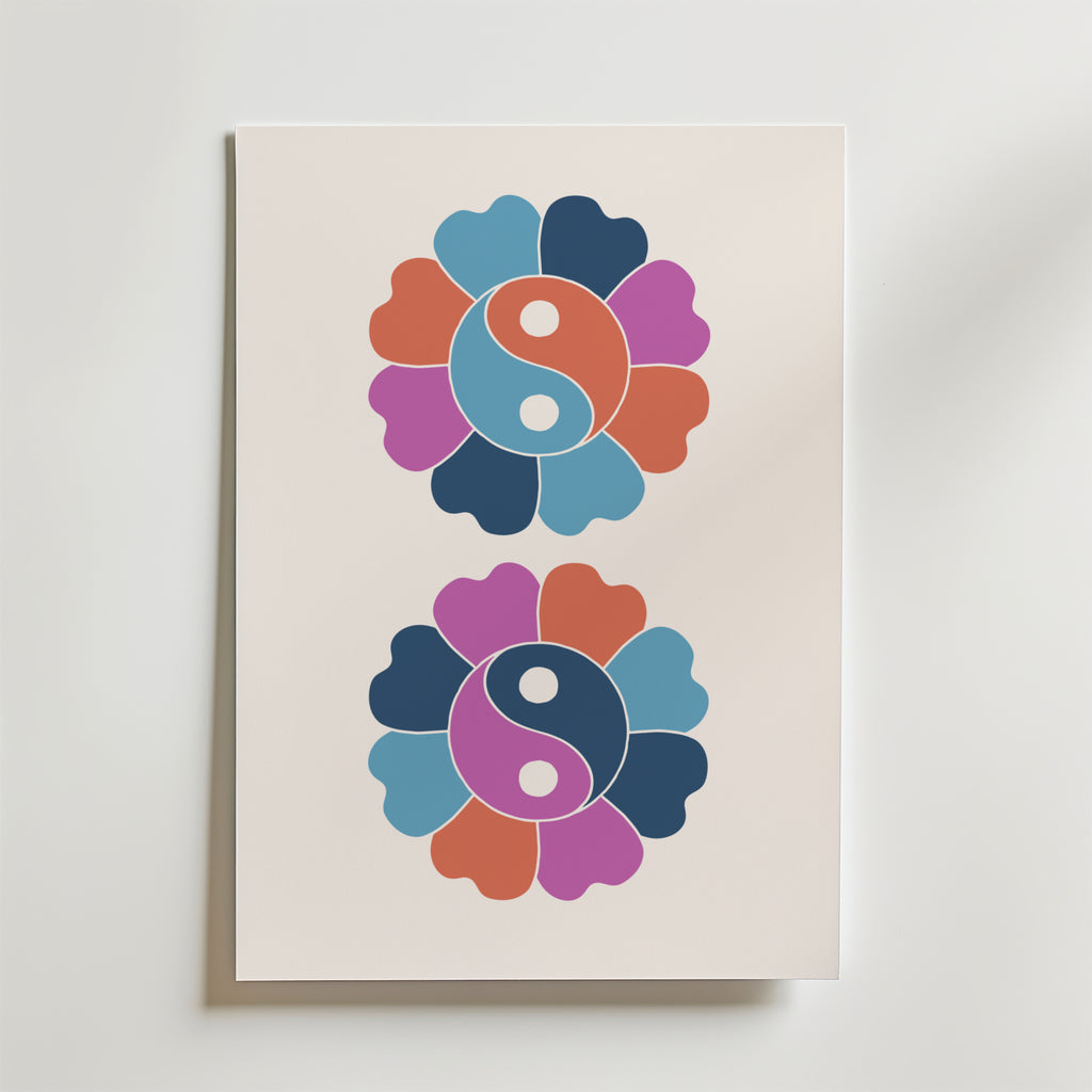 Bozetto's Yin Yang Flower Balance Poster visar två yin-yang-symboler omgivna av hjärtformade blad i blått, lila, rosa och orange, vertikalt arrangerade mot ljus bakgrund och utstrålar balans och energi.