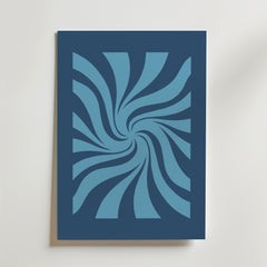 Bozetto Blue Spiral Motion Poster har virvlande, böjda linjer i blå toner som strålar ut från mitten och skapar en hypnotisk spiral och optisk illusion på en mörkblå bakgrund. Perfekt som en djärv abstrakt väggkonst.