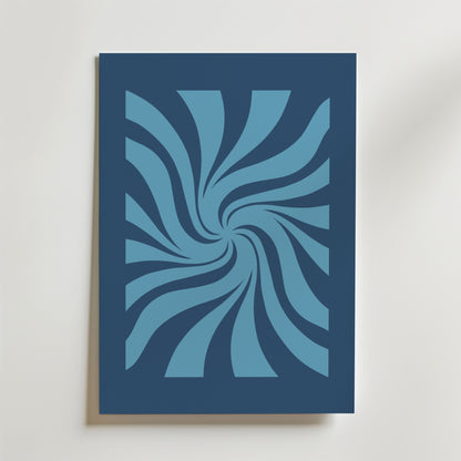 Bozetto Blue Spiral Motion Poster har virvlande, böjda linjer i blå toner som strålar ut från mitten och skapar en hypnotisk spiral och optisk illusion på en mörkblå bakgrund. Perfekt som en djärv abstrakt väggkonst.