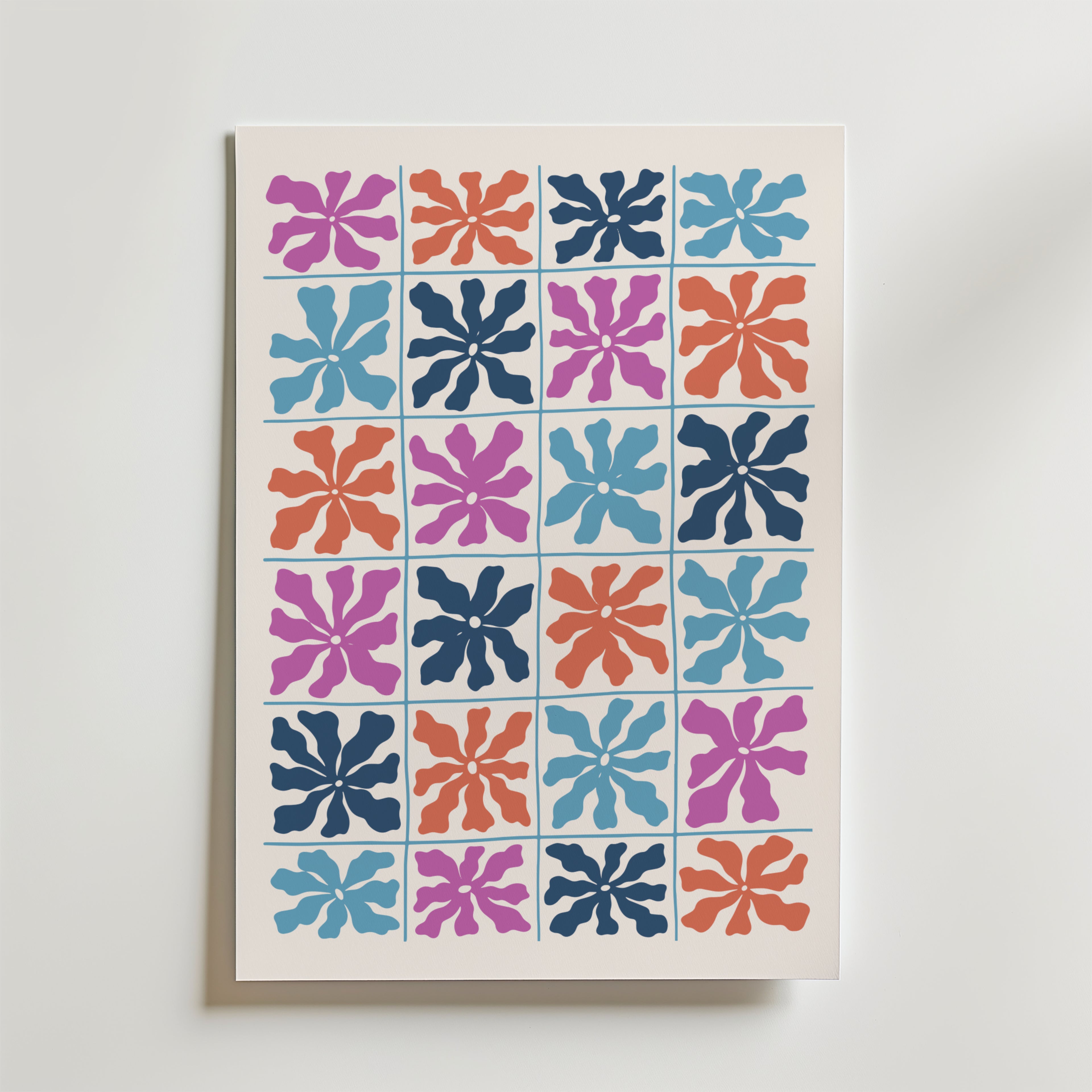 Bozetto Color Block Flower Grid Poster har ett modernt mönster av abstrakta, blomliknande former i blått, orange, rosa och lila, var och en placerad i en kvadrat på en vit bakgrund för snygg grafisk balans.
