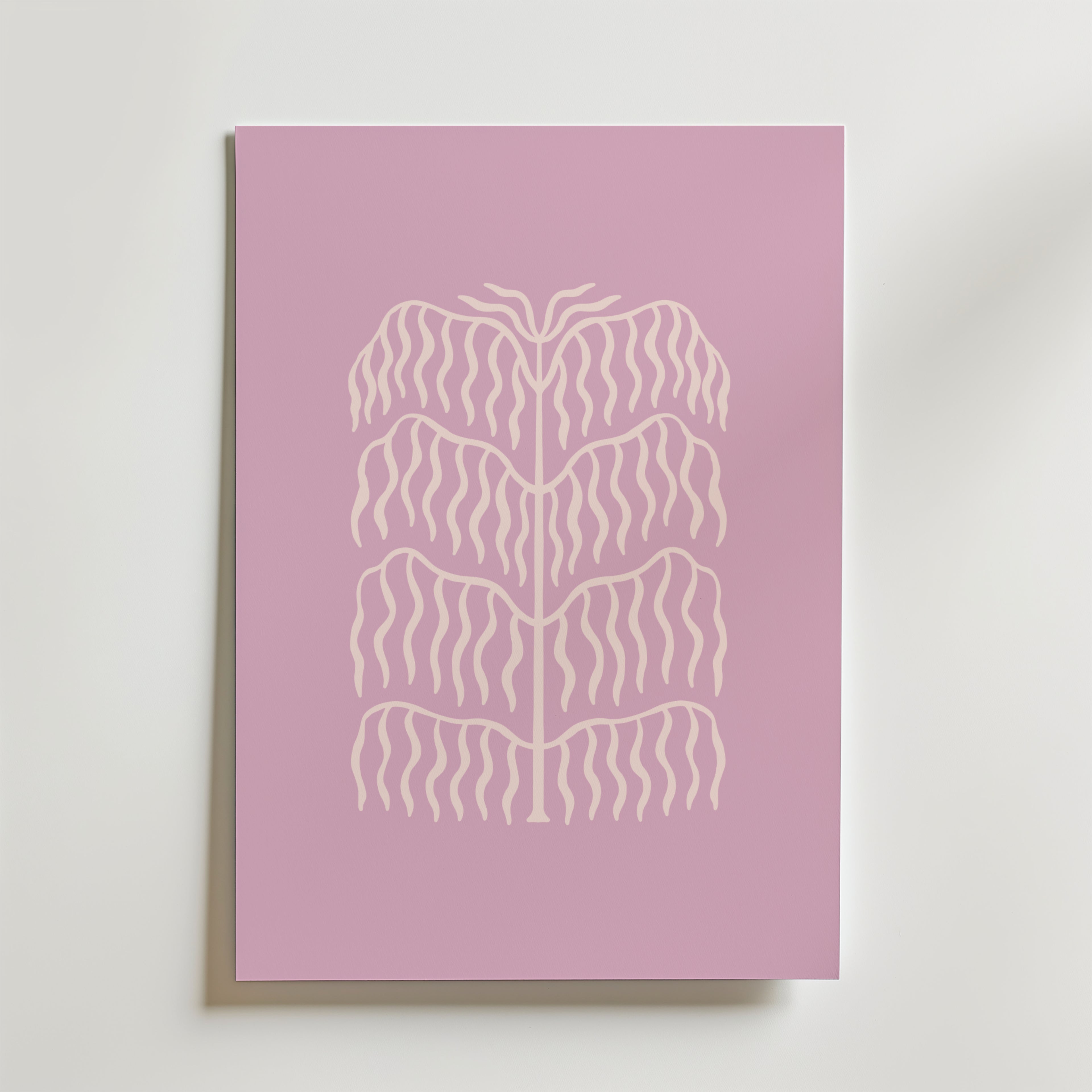 Lilac Botanical Form Poster från Bozetto visar en minimalistisk, abstrakt växtdesign i vita linjer på en ljusrosa bakgrund, perfekt för att ge modern, harmonisk inredning till alla rum.