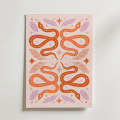 Bozetto Orange Serpent Poster visar en speglad design med fyra ormar, stjärnor och blad i lila och persikofärgade nyanser på en ljus bakgrund för en dekorativ effekt.