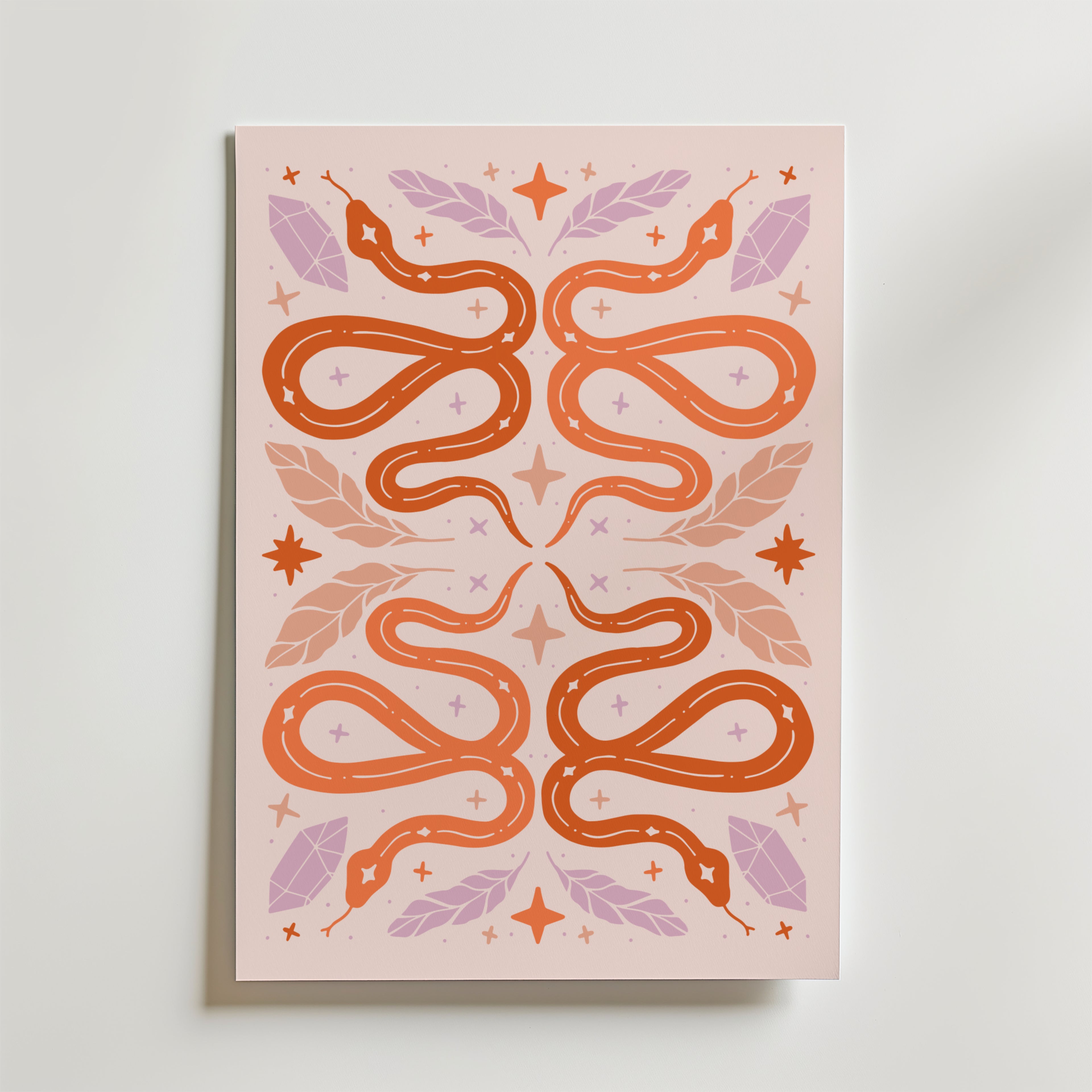 Bozetto Orange Serpent Poster visar en speglad design med fyra ormar, stjärnor och blad i lila och persikofärgade nyanser på en ljus bakgrund för en dekorativ effekt.