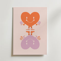 Heart Friends Poster by Bozetto föreställer två hjärtformade vänner - ett upprätt orange hjärta och ett uppochnervänt lavendelhjärta - som båda ler och håller i blommor. En lekfull touch för barnrumsinredning.