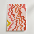 Postern Coral Waves från Bozetto visar ett livfullt korallvågsmönster i rött, rosa, orange och gult på en ljus bakgrund - perfekt för färgglada interiörer och effektfullt när den sätts upp på en vit vägg.