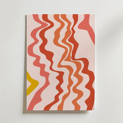 Postern Coral Waves från Bozetto visar ett livfullt korallvågsmönster i rött, rosa, orange och gult på en ljus bakgrund - perfekt för färgglada interiörer och effektfullt när den sätts upp på en vit vägg.