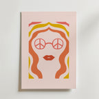 Bozetto Retro Sunglasses Lady Poster visar ett minimalistiskt retrokonstverk av en kvinnlig silhuett med vågigt orangegult hår, röda läppar och fredssymboliska runda glasögon på en ljusrosa bakgrund.