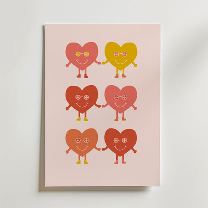 Colorful Heart Friends Poster från Bozetto föreställer sex glada hjärtfigurer i rosa, gult och rött med runda glasögon och leenden, som håller varandra i handen i tre rader mot en ljusrosa bakgrund - perfekt för barnrummet.