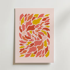 Whirl of Petals Poster by Bozetto har virvlande rosa, röda och gula former på en ljusrosa bakgrund. Denna färgstarka väggkonst har en organisk, flytande stil med ett dynamiskt spiralrörelsemönster för en känsla av rörelse.