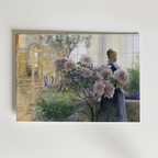 Bozetto Carl Larsson Azalea Thielska Poster föreställer en kvinna i blå klänning vid ett fönster, omgiven av rosa blommor och grönska, med en vävstol och vävmaterial i bakgrunden.