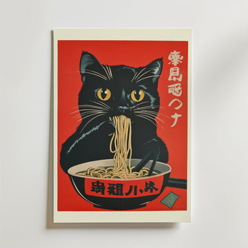 Bozetto Cat Eating Ramen Poster föreställer en storögd svart katt som njuter av nudlar från en röd skål på en livfull röd bakgrund med japansk text, i en lekfull japansk Pop Art stil.